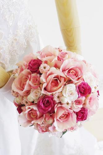 どんなピンクのカラードレスにも似合う グラデーションの美しいバラたっぷりのウェディングブーケ ブートニアセット