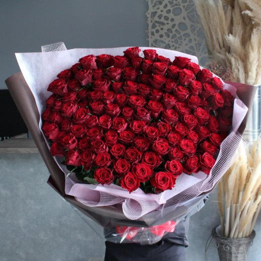 プロポーズの贈り物などに最高級赤いバラ108本の花束