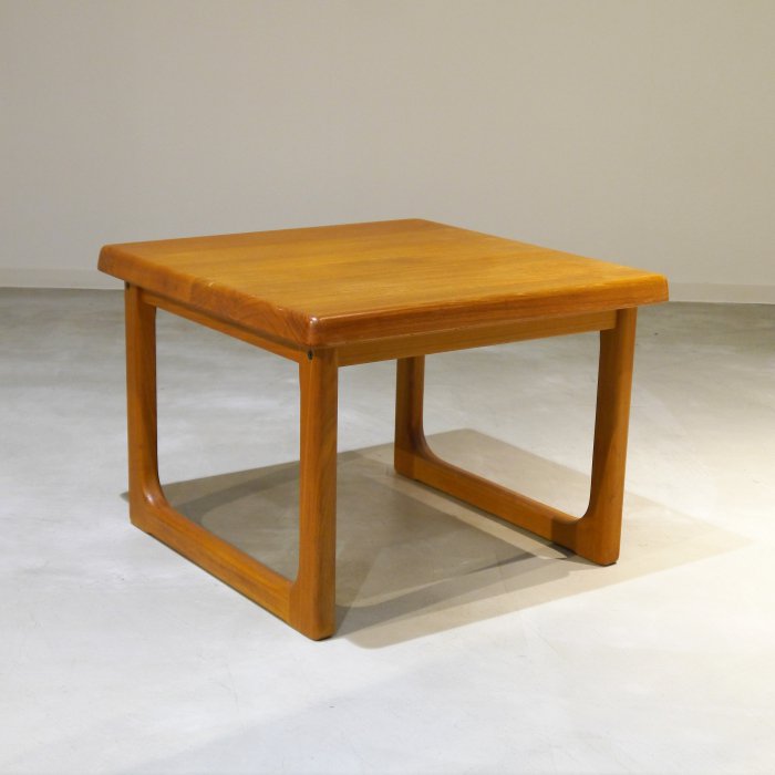 UD8217/Niels bach/ニールス・バッハのcoffee table,チーク無垢な贅沢な造り