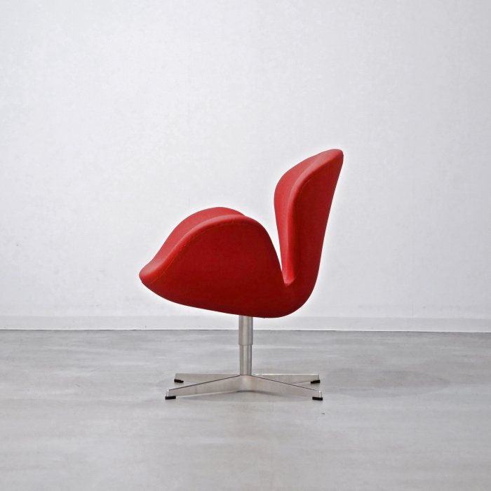 SWAN CHAIR（スワンチェア）/RED｜ArneJacobsen（アルネ・ヤコブセン