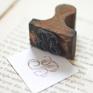 フランスアンティーク　ミラー付き紙のニードルケース　刺繍スタンプセット アンティーク紙 | 刺繍カード（ベルをくわえた青い鳥とすみれの
