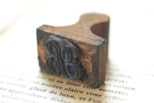 フランスアンティーク　ミラー付き紙のニードルケース　刺繍スタンプセット 工場 直営 店ホビー・楽器・アート - フランスアンティーク