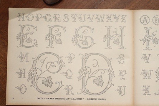 フランスアンティーク ALPHABETS（アルファベット刺繍の図案集）Mme J. SONREL - フランスアンティーク雑貨 Mille Chats