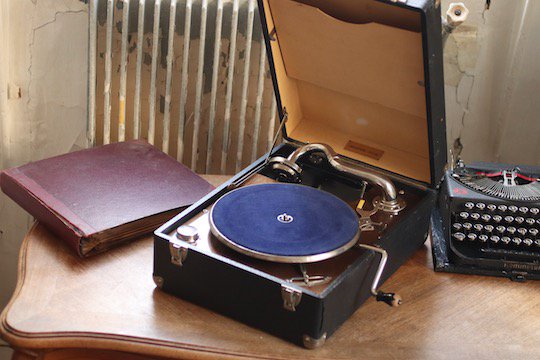 アンティーク ポータブル蓄音機 完動品 LINGUAPHONE-SPECIAL レコード11点 レコードホルダーセット - フランスアンティーク雑貨  Mille Chats