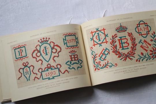 BIBLIOTHEQUE DMC - ALPHABET DE LA BRODEUSE（DMC モノグラム刺繍図案 