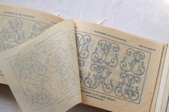 BIBLIOTHEQUE DMC - ALPHABET DE LA BRODEUSE（DMC モノグラム刺繍図案 