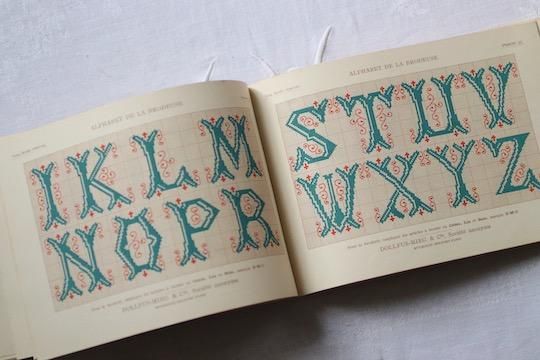 BIBLIOTHEQUE DMC - ALPHABET DE LA BRODEUSE（DMC モノグラム刺繍図案 