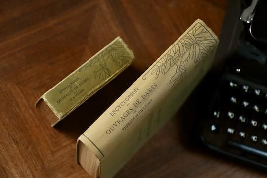 DMC ENCYCLOPEDIE DES OUVRAGES DE DAMES（手芸百科事典） 大小