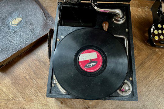 アンティーク ポータブル蓄音機 完動品 レコード11点 レコードホルダーセット