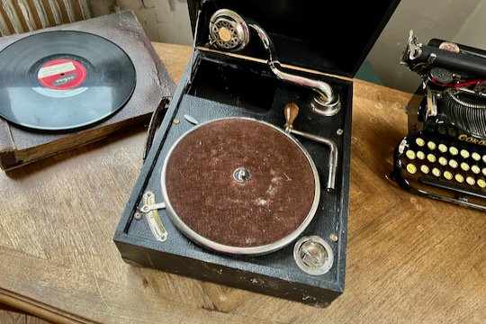 アンティーク ポータブル蓄音機 完動品 レコード11点 レコードホルダーセット