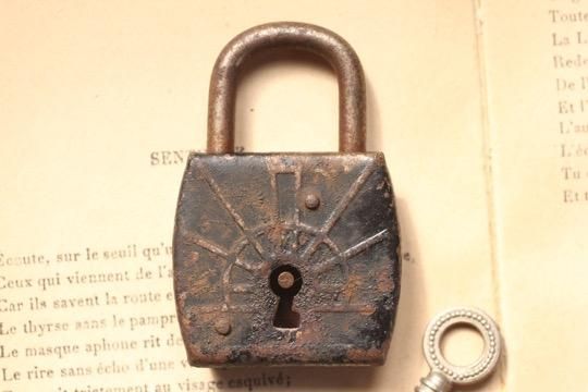 フランスアンティーク　南京錠 フランス のアンティーク南京錠（アイアン製）