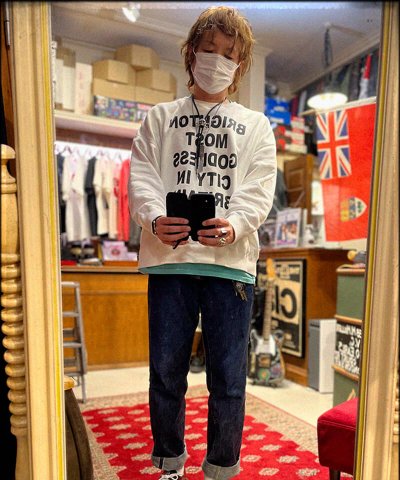 STYLE / スタイル / RALEIGH / ラリー：“BRIGHTON MOST ‘GODLESS CITY IN BRITAIN'” C/N SWEAT (Loose Fit : WHITE)