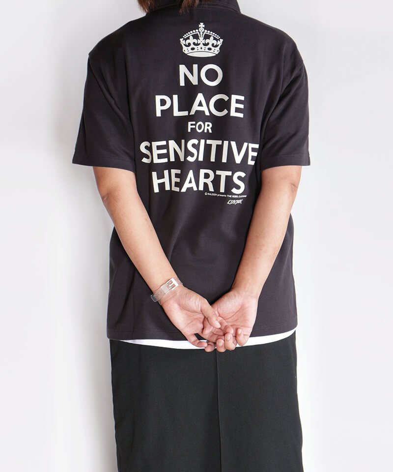 RALEIGH / ラリー（RED MOTEL / レッドモーテル） ｜“NO PLACE FOR SENSITIVE HEARTS(在広東少年)” CROWN POLO SHIRTS (INK BLACK)商品画像20
