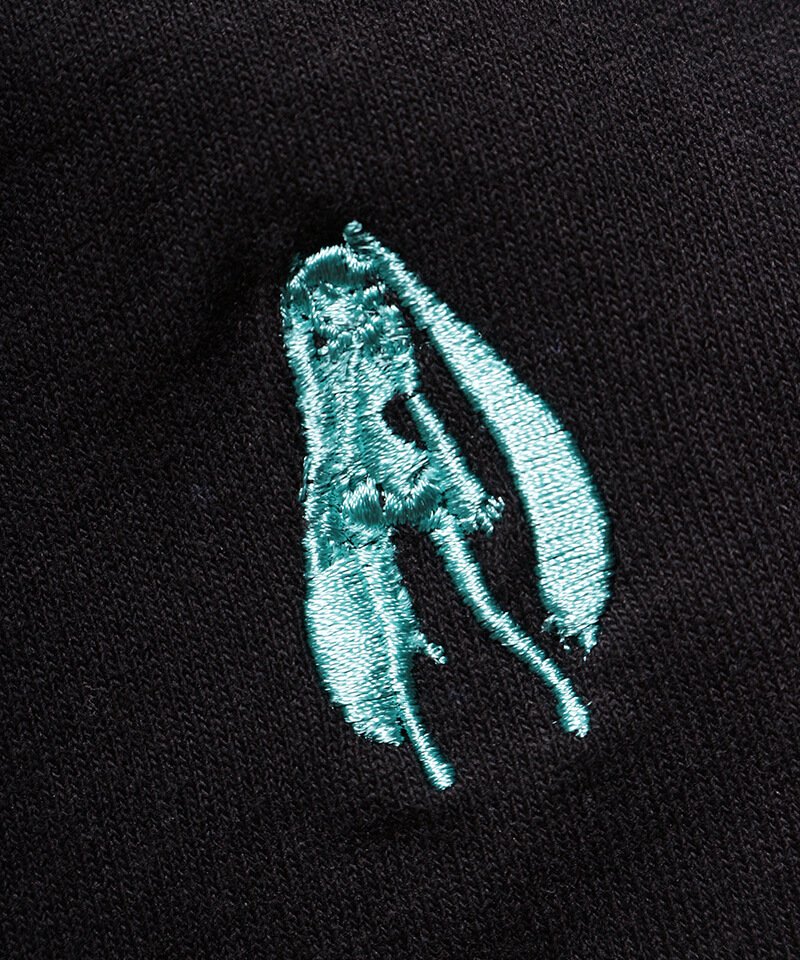 初音ミク × PIIT【 Embroidery Tee | ワンポイント刺繍Tシャツ (Hatsune Miku) 】- SIDEMILITIA  inc.の通販サイト