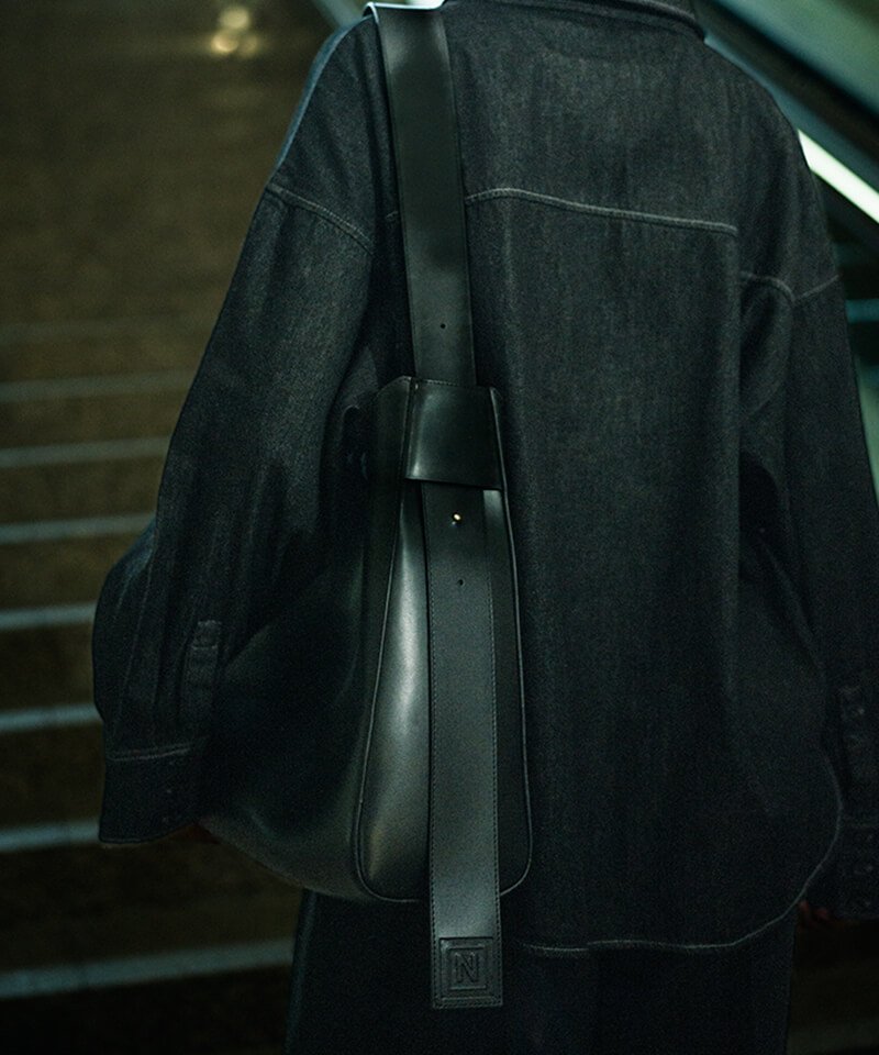STYLE /   NIL DUE / NIL UN TOKYO / CURVED LEATHER TOTE BAG (BLACK)ʲ
