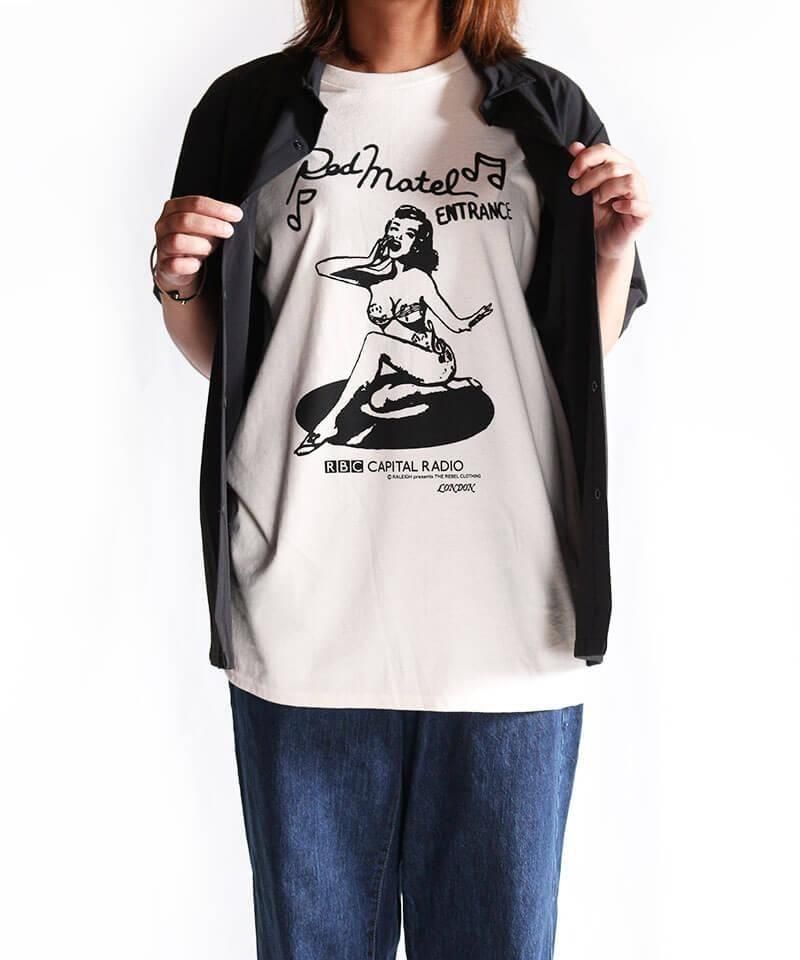 RALEIGH / ラリー（RED MOTEL / レッドモーテル） ｜“PARTY CAT / 浮気なパレットキャット” BOOTLEG T-SHIRTS (ECRU BEIGE)商品画像7