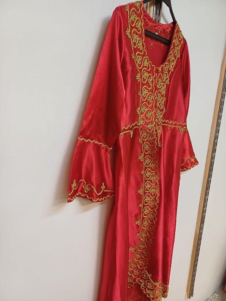 サテン刺繍入りロングスリーブ　カフタンガウン サテンに刺繍入りロングスリーブのカフタンガウン カドゥン 色
