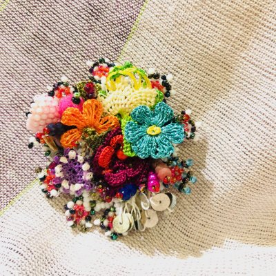 トルコの伝統手工芸 オヤ刺繍ブローチ オリジナル商品で一点もの - チュニジア雑貨と北アフリカ物産 ダール・ヤスミン