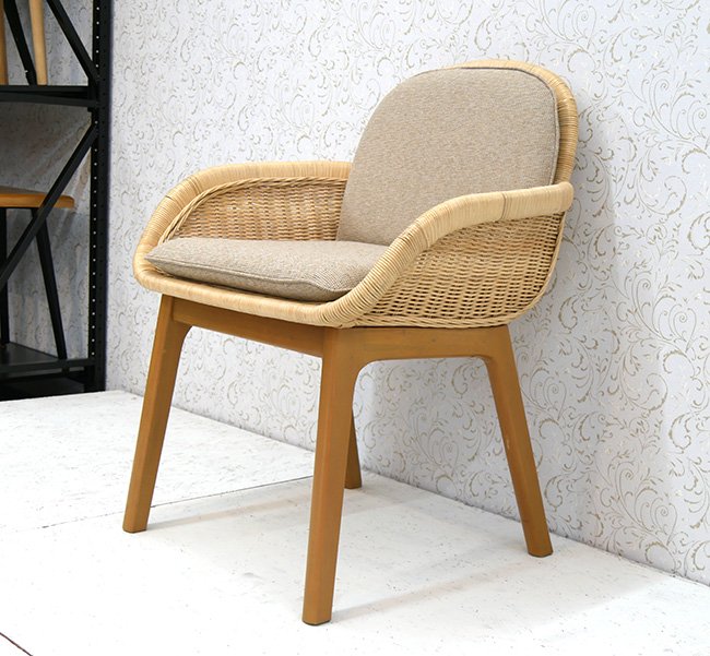 ラタンチェア 天然木(ミンディ) アームチェアー 完成品 肘付き 籐家具 クッション付き シンプルデザイン 座面高47.5cm - 椅子屋