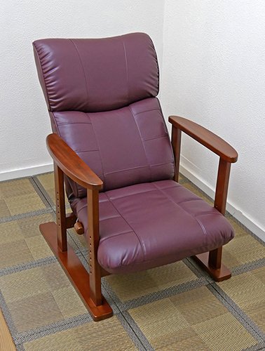 レザー座面の高級リクライニング高座椅子。和室用脚に立ち上がりやすい 