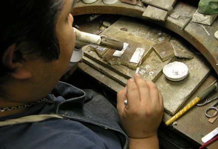 刻印ペアネックレスを製作する工房【史】の職人の指先