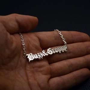 242.メンズネックレス刻印例 Buzz&Croppy オールドイングリッシュ書体