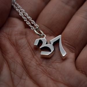 380.ナンバーペンダントネックレス【37】オールドイングリッシュ いぶし銀仕上げ