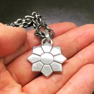 493.変わり八日足 家紋ペンダントネックレス製作例
