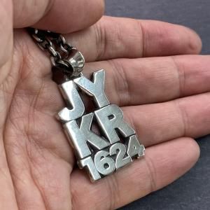 980