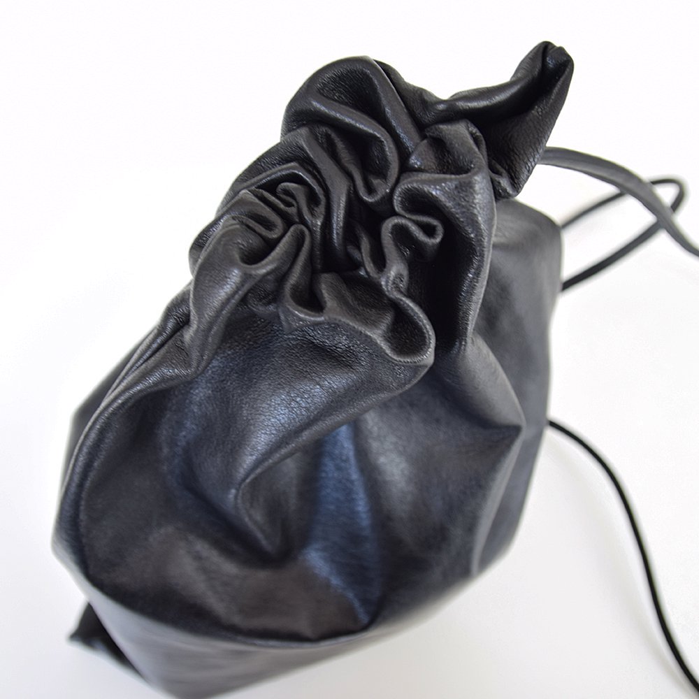 GABRIELA COLL GARMENTS】 GATHERD CROSSED LEATHER BAG BLACK NO.131 ガブリエラ・コール