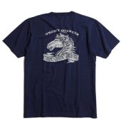 <img class='new_mark_img1' src='https://img.shop-pro.jp/img/new/icons1.gif' style='border:none;display:inline;margin:0px;padding:0px;width:auto;' />TROPHY CLOTHING - HORSEHIDE LOGO OD TEE (NAVY)