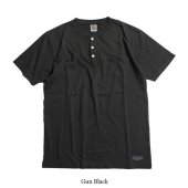 <img class='new_mark_img1' src='https://img.shop-pro.jp/img/new/icons1.gif' style='border:none;display:inline;margin:0px;padding:0px;width:auto;' />TROPHY CLOTHING - OD HENLEY TEE (GUN BLACK)