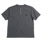 <img class='new_mark_img1' src='https://img.shop-pro.jp/img/new/icons50.gif' style='border:none;display:inline;margin:0px;padding:0px;width:auto;' />TROPHY CLOTHING - MONOCHROME RD HENLEY TEE (CHARCOAL) / TRMN-203