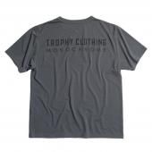 <img class='new_mark_img1' src='https://img.shop-pro.jp/img/new/icons50.gif' style='border:none;display:inline;margin:0px;padding:0px;width:auto;' />TROPHY CLOTHING - MONOCHROME LOGO RD POCKET TEE (CHARCOAL) / TRMN-202