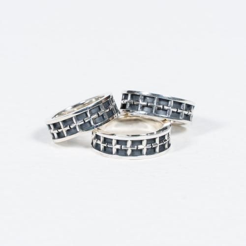 <img class='new_mark_img1' src='https://img.shop-pro.jp/img/new/icons5.gif' style='border:none;display:inline;margin:0px;padding:0px;width:auto;' />silver cross ring