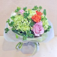母の日2024【送料無料】 花器不要でそのまま飾れる花束 ポップカラー スタンディングブーケ