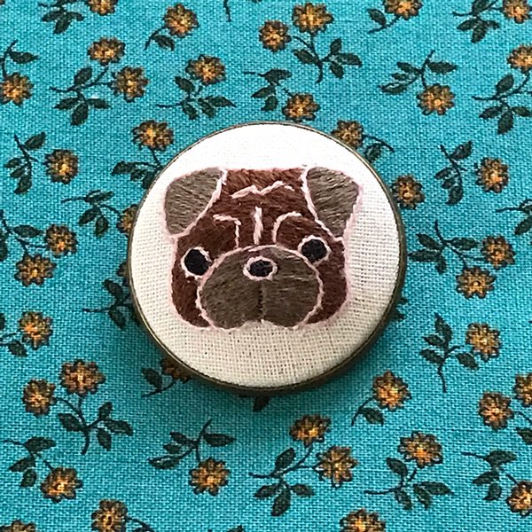 パグ pug ミニブローチ 刺繍ブローチ 手刺繍 パグブローチ-