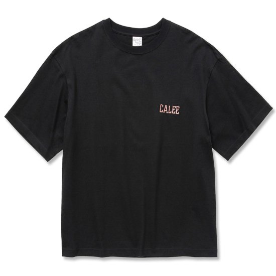 <img class='new_mark_img1' src='https://img.shop-pro.jp/img/new/icons50.gif' style='border:none;display:inline;margin:0px;padding:0px;width:auto;' />CALEE Drop shoulder logo embroidery t-shirt