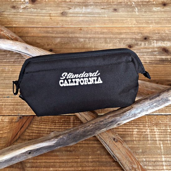 <img class='new_mark_img1' src='https://img.shop-pro.jp/img/new/icons50.gif' style='border:none;display:inline;margin:0px;padding:0px;width:auto;' />STANDARD CALIFORNIA HIGHTIDE × SD Soft Gadget Pouch Large