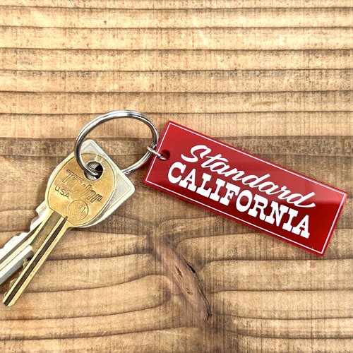 <img class='new_mark_img1' src='https://img.shop-pro.jp/img/new/icons12.gif' style='border:none;display:inline;margin:0px;padding:0px;width:auto;' />STANDARD CALIFORNIA Button Works × SD Logo Key Holder