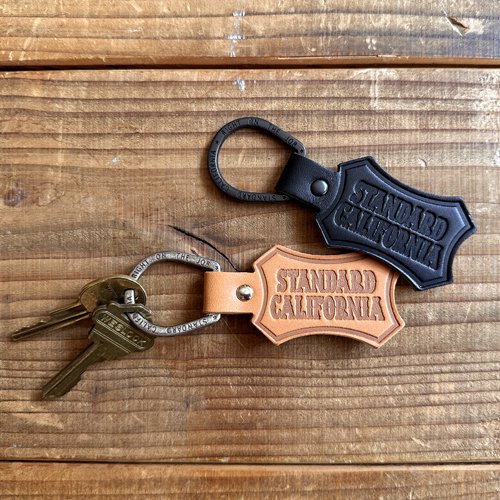 <img class='new_mark_img1' src='https://img.shop-pro.jp/img/new/icons50.gif' style='border:none;display:inline;margin:0px;padding:0px;width:auto;' />STANDARD CALIFORNIA × Button Works SD Shield Logo Key Holder