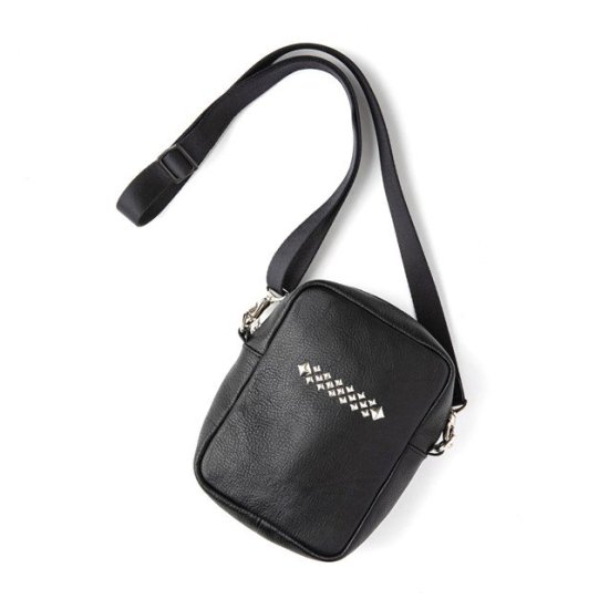 <img class='new_mark_img1' src='https://img.shop-pro.jp/img/new/icons50.gif' style='border:none;display:inline;margin:0px;padding:0px;width:auto;' />CALEE STUDS LEATHER SHOULDER POUCH TYPE A