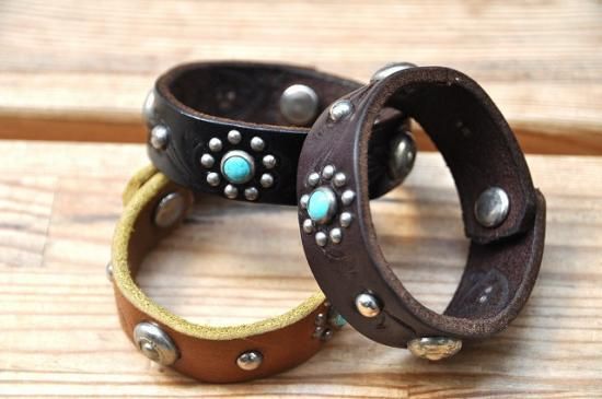 <img class='new_mark_img1' src='https://img.shop-pro.jp/img/new/icons50.gif' style='border:none;display:inline;margin:0px;padding:0px;width:auto;' />HTC BRACELET #KACO EMBOSSED