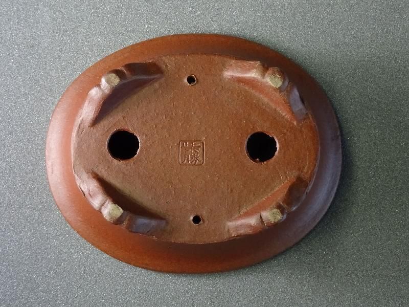 柴泥松刻雲脚丸鉢　落款「美芸」　直径12㎝×高5㎝ 柴泥松刻雲脚丸鉢 落款「美芸」 直径12㎝×高