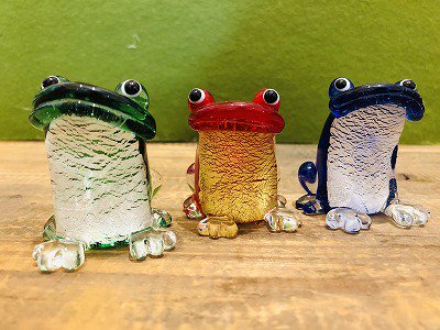 金箔ガラス細工の金運カエル (赤、緑、青 色を選びください)