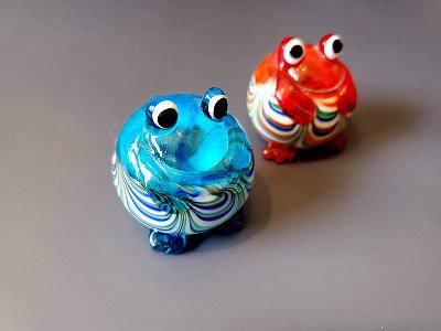 ガラス細工の幸せむカエル (赤、、青 色を選びください)(赤、緑、青 色