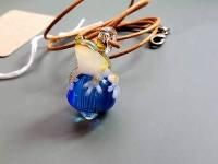 宇宙の青いキノコとカエルのネックレス