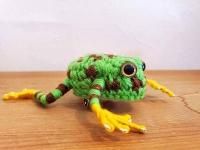 茶色のストライプのカエルブローチ