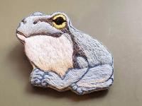 幸せの青いアマガエルの刺繍ブローチ