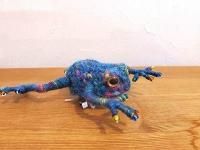 幸せの青色のカエルブローチ